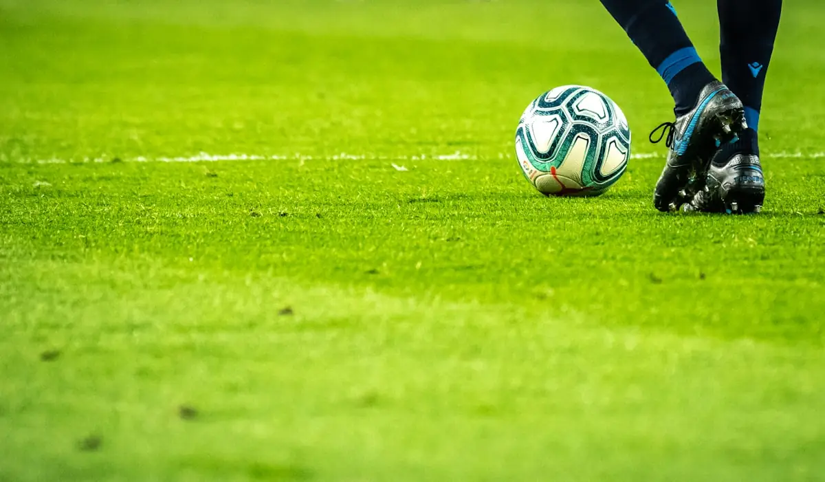 Pemain sepak bola berebut bola — ilustrasi pasar taruhan handicap Asia